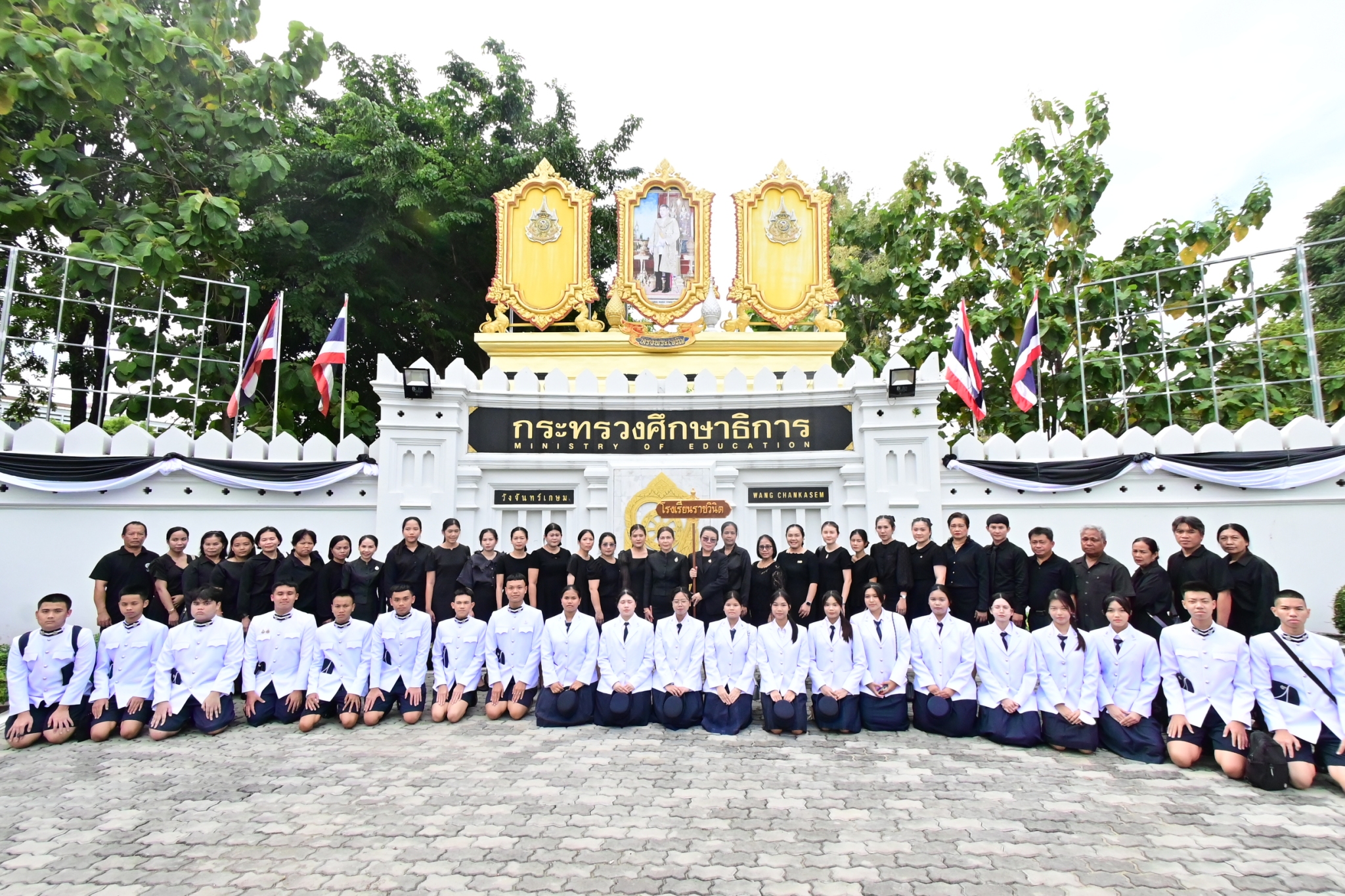 LINE_ALBUM_กราบแทบฝ่าพระบาท ส่งเสด็จสู่สวรรคาลั_251127_4.jpg